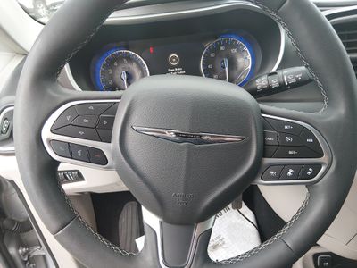2024 Chrysler Pacifica — photo 12 view