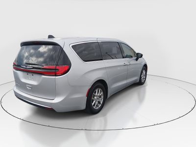 2024 Chrysler Pacifica — photo 7 view
