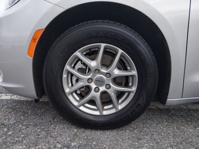 2024 Chrysler Pacifica — photo 10 view