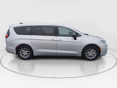 2024 Chrysler Pacifica — photo 8 view