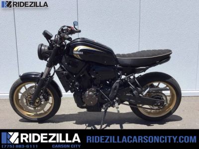 2025 Yamaha XSR700 — front three-quarter view