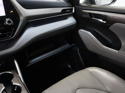 2022 Toyota Highlander FWD - Photo 25
