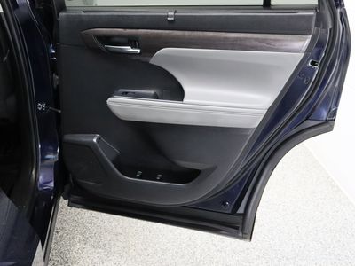 2022 Toyota Highlander FWD - Photo 39
