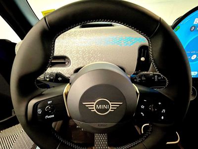 2025 MINI Hardtop 4 Door — photo 13 view