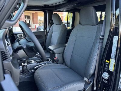 2025 Jeep Gladiator — photo 11 view