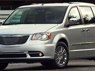 2012 Chrysler Town &amp; Country — photo 7 view