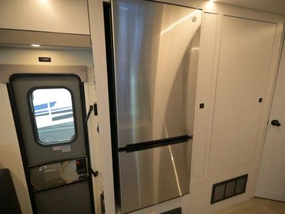 2025 Coachmen EURO — photo 17 view