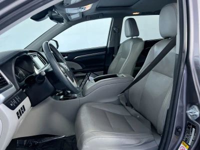 2017 Toyota Highlander — photo 12 view