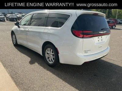 2024 Chrysler Pacifica — detail view