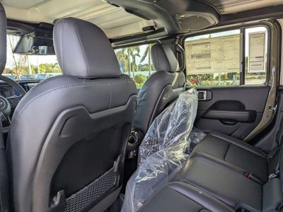 2026 Jeep Gladiator — photo 9 view