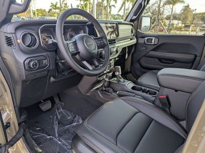 2026 Jeep Gladiator — photo 13 view