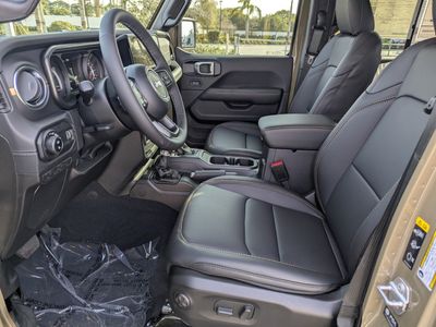 2026 Jeep Gladiator — photo 12 view
