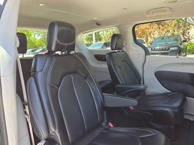 2023 Chrysler Pacifica — photo 14 view
