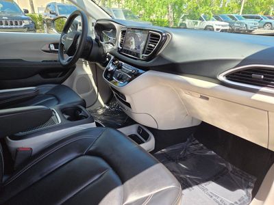 2023 Chrysler Pacifica — photo 9 view