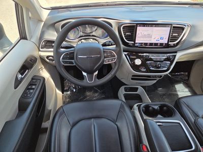 2023 Chrysler Pacifica — photo 22 view