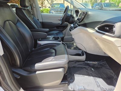 2023 Chrysler Pacifica — photo 10 view