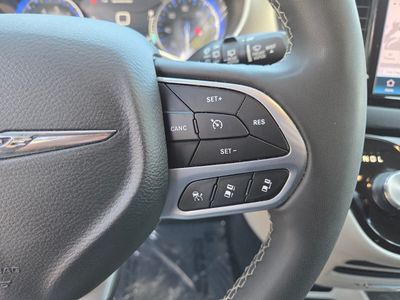 2023 Chrysler Pacifica — photo 30 view