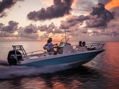2018 Boston Whaler 210 Dauntless — front three-quarter view