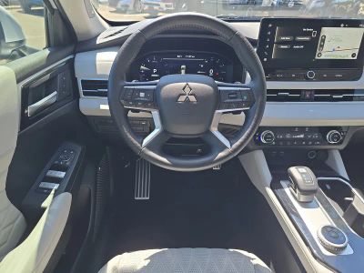 2025 Mitsubishi Outlander — photo 14 view