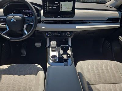 2025 Mitsubishi Outlander — photo 15 view