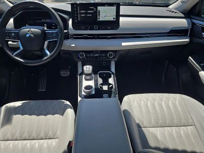 2025 Mitsubishi Outlander — photo 13 view