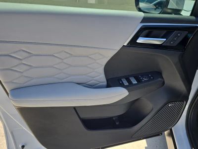 2025 Mitsubishi Outlander — photo 18 view
