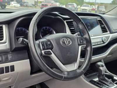 2017 Toyota Highlander - Photo 24