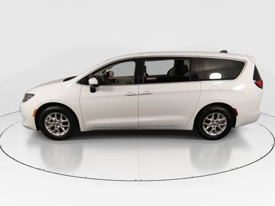 2023 Chrysler Voyager - Photo 4