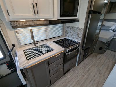 2025 Thor Motor Coach Four Winds — photo 17 view