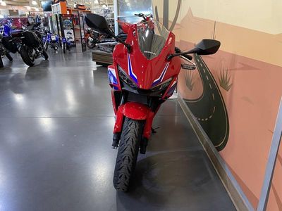 2025 Honda CBR500R - Photo 2