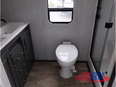 2025 Redwood RV Regency - Photo 33