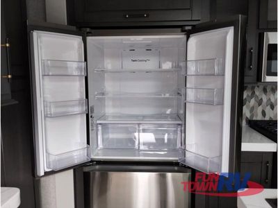 2025 Redwood RV Regency - Photo 18