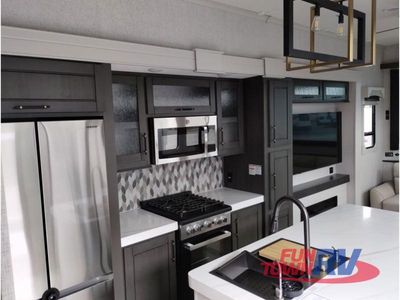 2025 Redwood RV Regency - Photo 12