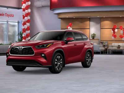 2026 Toyota Highlander XLE in Ruby Flare Pearl — front three-quarter view