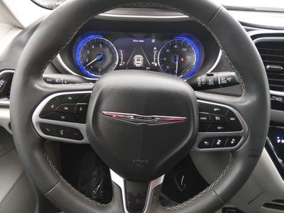 2024 Chrysler Pacifica — photo 12 view