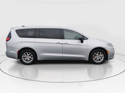 2024 Chrysler Pacifica — photo 8 view