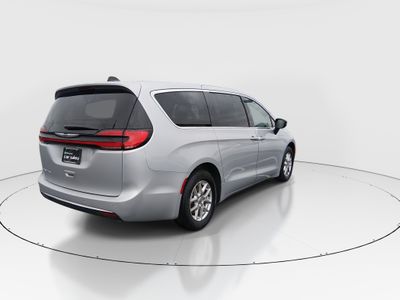2024 Chrysler Pacifica — photo 7 view