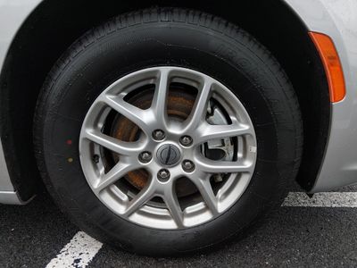 2024 Chrysler Pacifica — photo 10 view