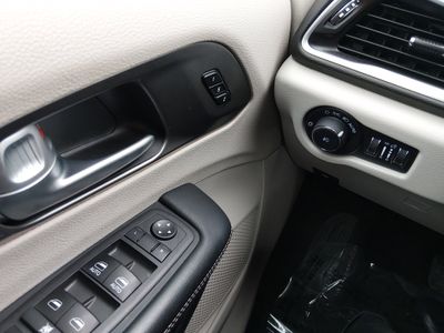 2024 Chrysler Pacifica — photo 13 view