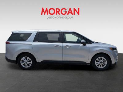 2022 Kia Carnival — rear three-quarter view
