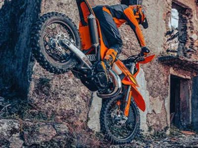 2026 KTM 150 XC-W — front three-quarter view