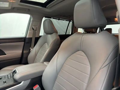 2022 Toyota Highlander - Photo 14