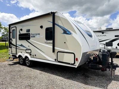 2018 Coachmen Freedom Express - Photo 1