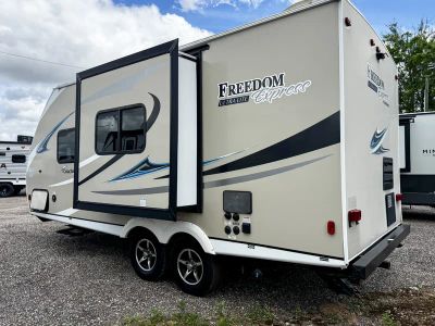 2018 Coachmen Freedom Express - Photo 25