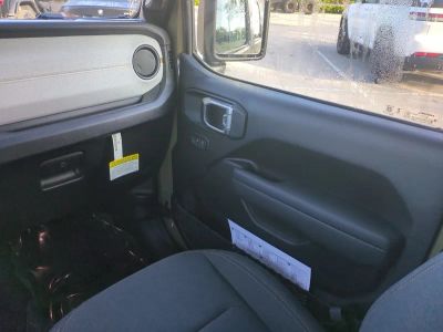 2026 Jeep Gladiator — photo 17 view
