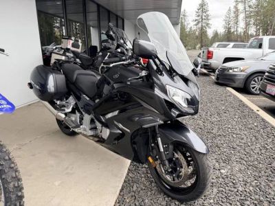 2015 Yamaha FJR1300ES — front three-quarter view