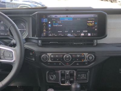 2025 Jeep Wrangler — photo 18 view