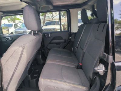 2025 Jeep Wrangler — photo 14 view
