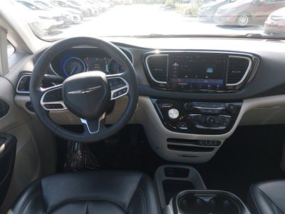 2023 Chrysler Pacifica — photo 12 view