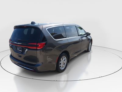 2023 Chrysler Pacifica — photo 7 view